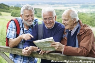 Drei Herren betrachten gemeinsam eine Landkarte